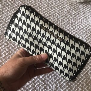 PRICE DROP! 👁 Michael Kors Houndstooth wallet